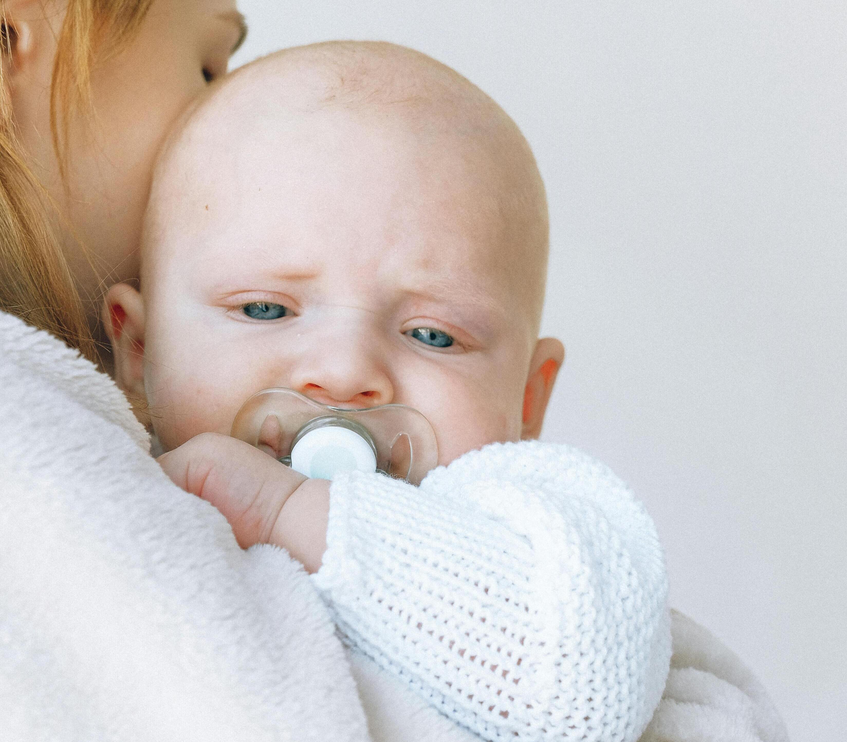 Waarom valt mijn baby niet zelf in slaap?