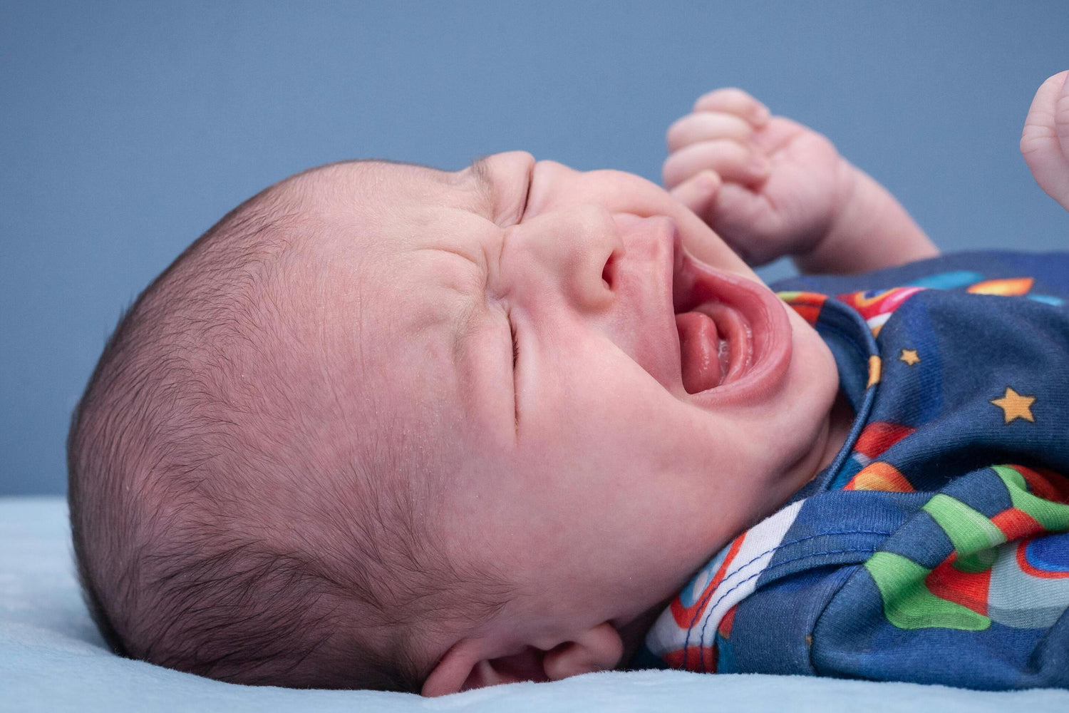 Mein Baby wacht ständig weinend auf