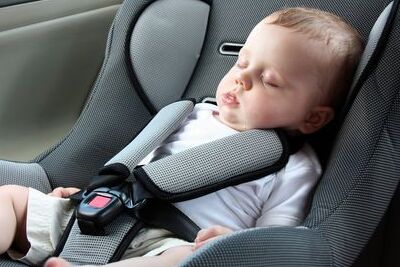 Je baby laten slapen in de auto